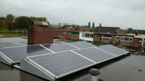 Blauwe zonnepanelen geplaatst op plat dak te Appingedam (Groningen) in oktober 2016 Blauwe zonnepanelen geplaatst op plat dak te Appingedam (Groningen) in oktober 2016