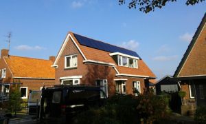 Zwarte zonnepanelen geplaatst op schuin dak te Veelerveen (Groningen) in oktober 2016 Zwarte zonnepanelen geplaatst op schuin dak te Veelerveen (Groningen) in oktober 2016