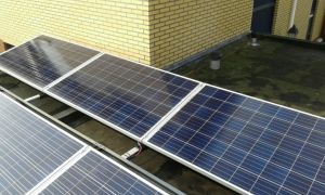 Blauwe zonnepanelen geplaatst op plat dak te Delfzijl (Groningen) in oktober 2016 Blauwe zonnepanelen geplaatst op plat dak te Delfzijl (Groningen) in oktober 2016
