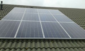 Blauwe zonnepanelen geplaatst op schuin dak te Appingedam (Groningen) in oktober 2016 Blauwe zonnepanelen geplaatst op schuin dak te Appingedam (Groningen) in oktober 2016