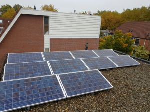 Blauwe zonnepanelen geplaatst op plat dak te Groningen (Groningen) in november 2016 Blauwe zonnepanelen geplaatst op plat dak te Groningen (Groningen) in november 2016