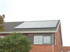 Zwarte zonnepanelen geplaatst op schuin dak te Groningen (Groningen) in november 2016 Zwarte zonnepanelen geplaatst op schuin dak te Groningen (Groningen) in november 2016