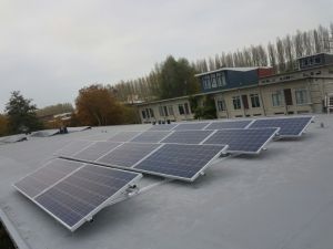 Blauwe zonnepanelen geplaatst op plat dak te Groningen (Groningen) in november 2016 Blauwe zonnepanelen geplaatst op plat dak te Groningen (Groningen) in november 2016