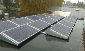 Blauwe zonnepanelen geplaatst op plat dak te Delfzijl (Groningen) in november 2016 Blauwe zonnepanelen geplaatst op plat dak te Delfzijl (Groningen) in november 2016