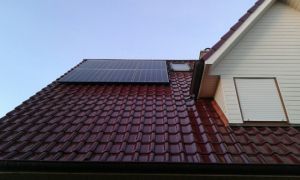 Zwarte zonnepanelen geplaatst op een schuin dak te Harkstede (Groningen) in november 2016 Zwarte zonnepanelen geplaatst op een schuin dak te Harkstede (Groningen) in november 2016