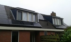 Zwarte zonnepanelen geplaatst op schuin dak te Heiligerlee (Groningen) in december 2016 Zwarte zonnepanelen geplaatst op schuin dak te Heiligerlee (Groningen) in december 2016