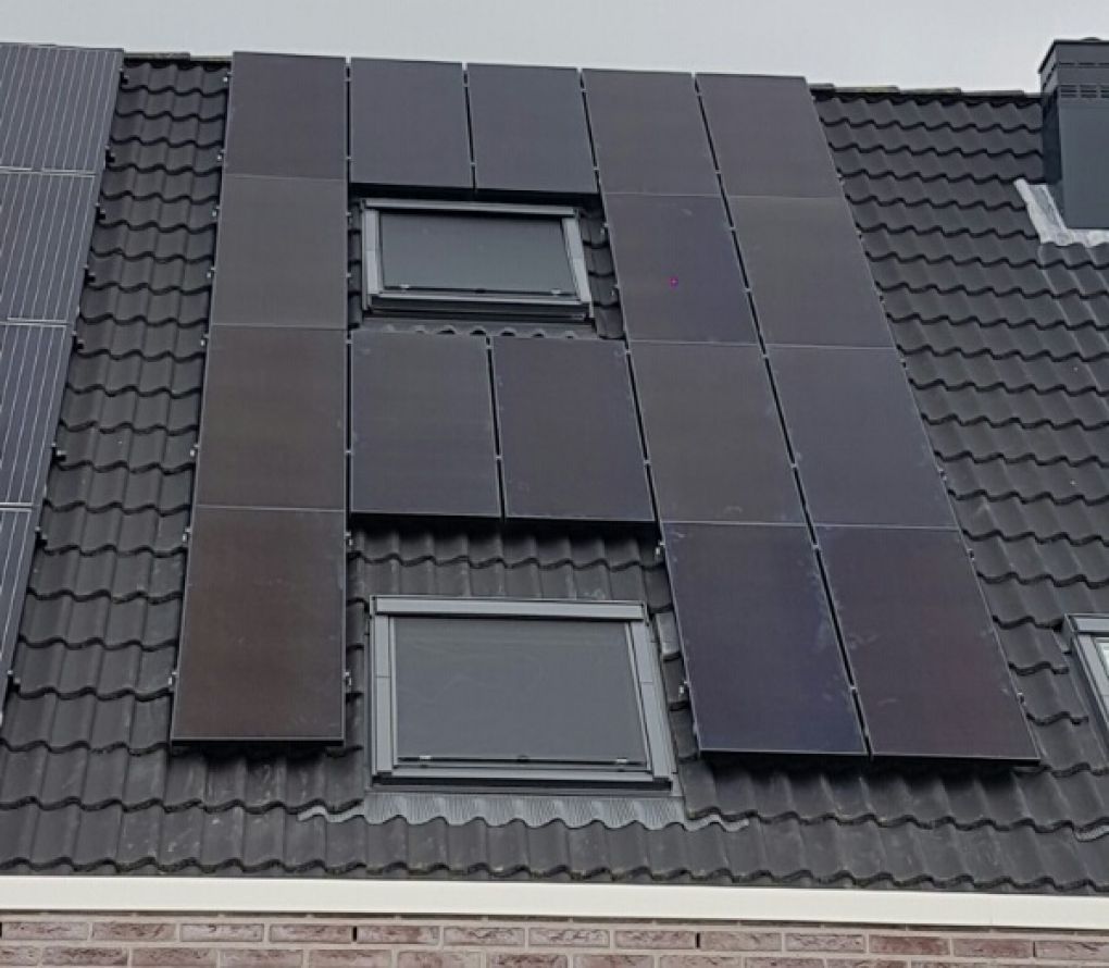 Zwarte zonnepanelen geplaatst op schuin dak te Schildwolde in juni 2016 Zwarte zonnepanelen geplaatst op schuin dak te Schildwolde in juni 2016