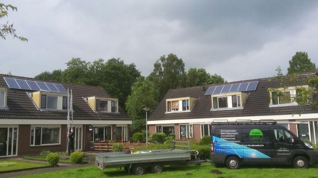 Blauwe zonnepanelen geplaatst op schuin en plat dak te Oude Pekela in juni 2016 Blauwe zonnepanelen geplaatst op schuin en plat dak te Oude Pekela in juni 2016