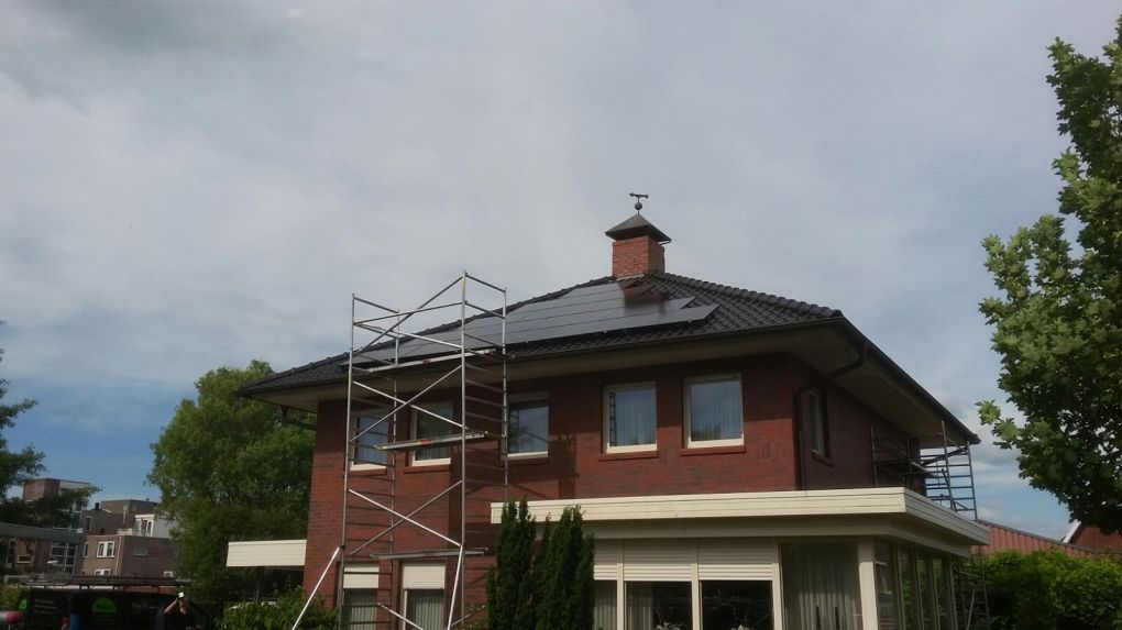 Zwarte zonnepanelen geplaatst op schuin dak te Musselkanaal in juni 2016 Zwarte zonnepanelen geplaatst op schuin dak te Musselkanaal in juni 2016