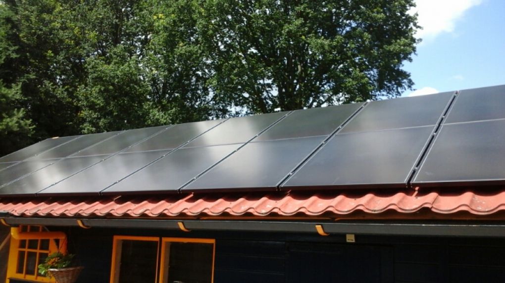 Zwarte zonnepanelen geplaatst op schuin dak te Tweede Exloërmond in juli 2016 Zwarte zonnepanelen geplaatst op schuin dak te Tweede Exloërmond in juli 2016