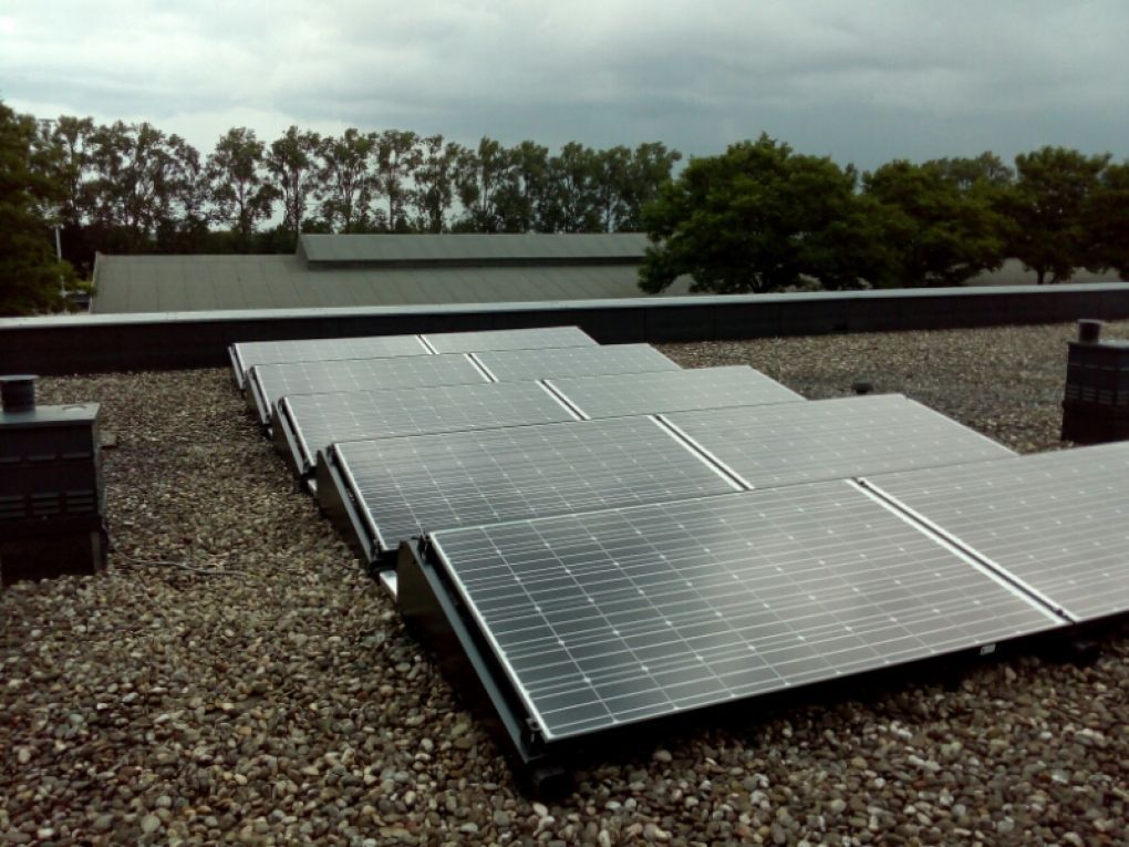 White sheet zonnepanelen geplaatst op plat dak te Hoogezand in juli 2016 White sheet zonnepanelen geplaatst op plat dak te Hoogezand in juli 2016