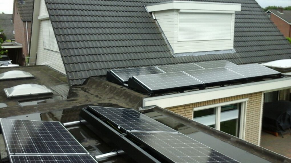 White sheet zonnepanelen geplaatst op plat dak te Ter Apel in juli 2016 White sheet zonnepanelen geplaatst op plat dak te Ter Apel in juli 2016