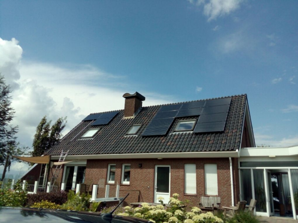 Zwarte zonnepanelen geplaatst op schuin dak te Valthermond in juli 2016 Zwarte zonnepanelen geplaatst op schuin dak te Valthermond in juli 2016