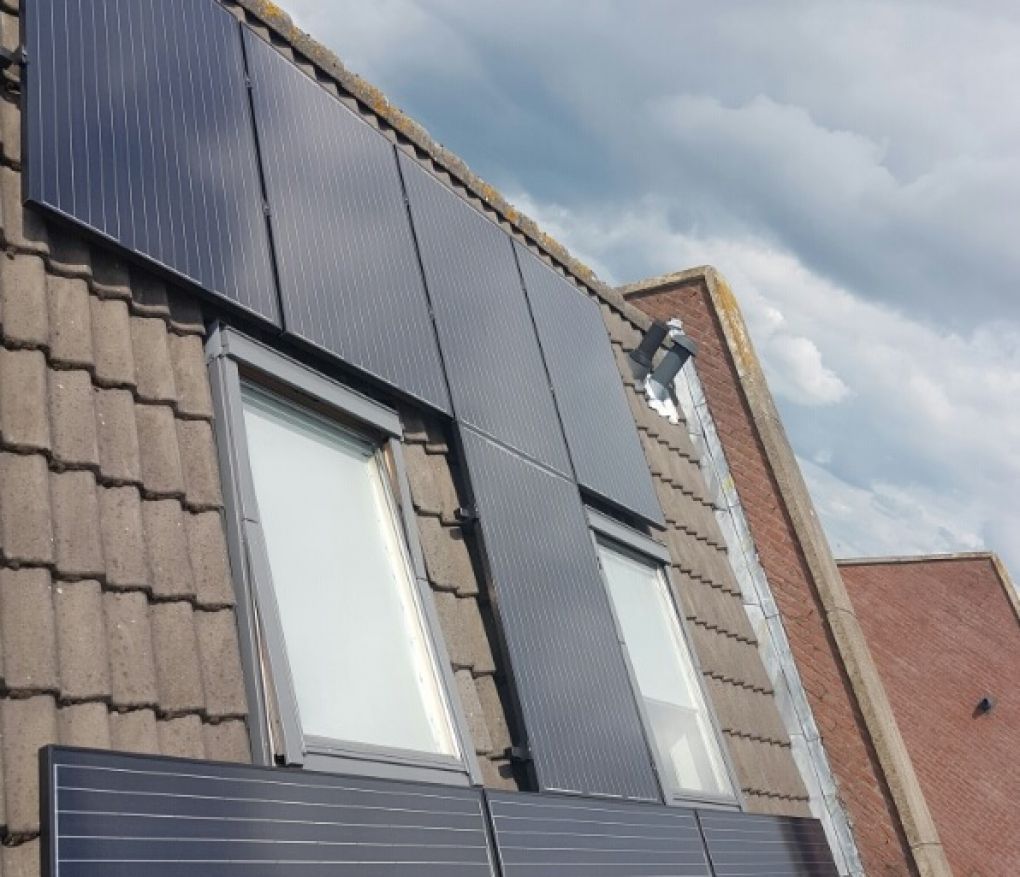 Zwarte zonnepanelen geplaatst op schuin en plat dak te Assen in juli 2016 Zwarte zonnepanelen geplaatst op schuin en plat dak te Assen in juli 2016