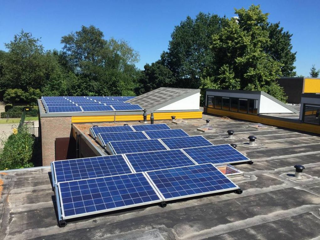 Blauwe zonnepanelen geplaatst op plat dak te Ter Apelkanaal in juli 2016 Blauwe zonnepanelen geplaatst op plat dak te Ter Apelkanaal in juli 2016