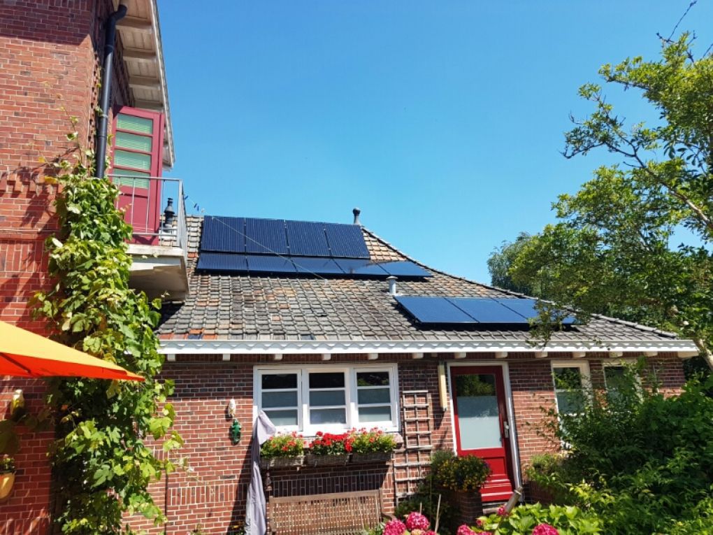 Zwarte zonnepanelen geplaatst op schuin dak te Appingedam in juli 2016 Zwarte zonnepanelen geplaatst op schuin dak te Appingedam in juli 2016