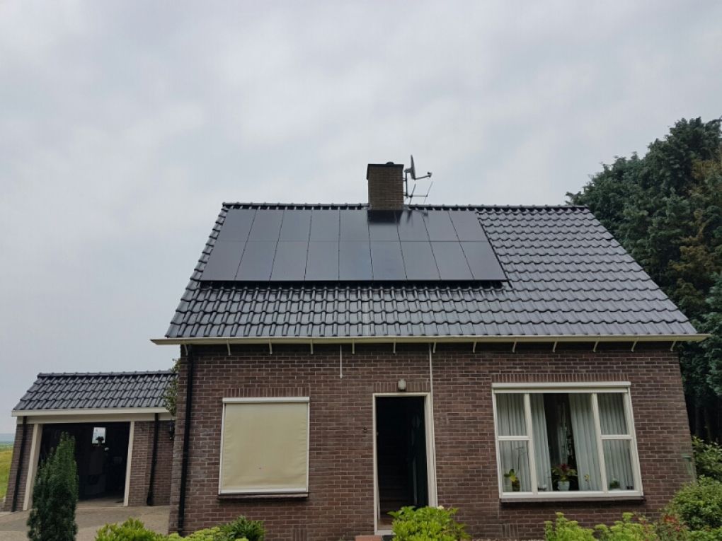 Zwarte zonnepanelen geplaatst op schuin dak te Ter Apel in juli 2016 Zwarte zonnepanelen geplaatst op schuin dak te Ter Apel in juli 2016
