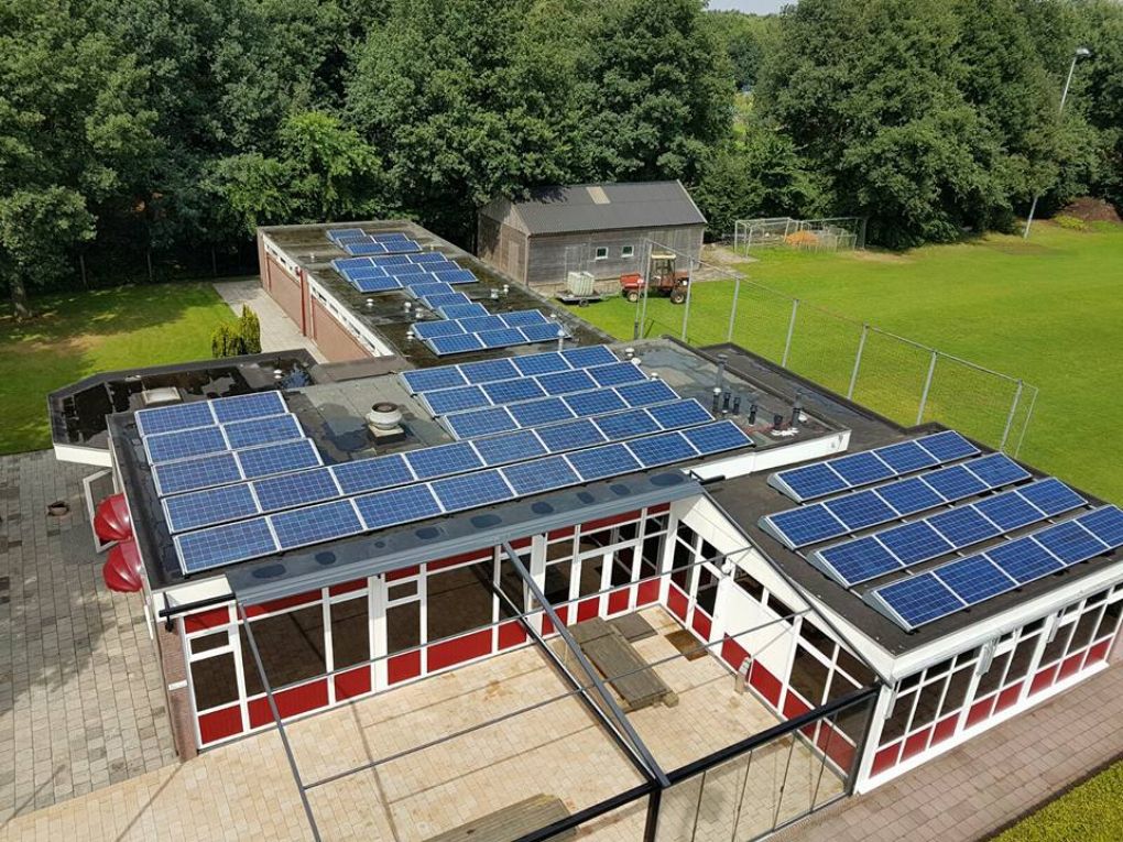 Blauwe zonnepanelen geplaatst op plat dak te Nieuwlande in juli 2016 Blauwe zonnepanelen geplaatst op plat dak te Nieuwlande in juli 2016