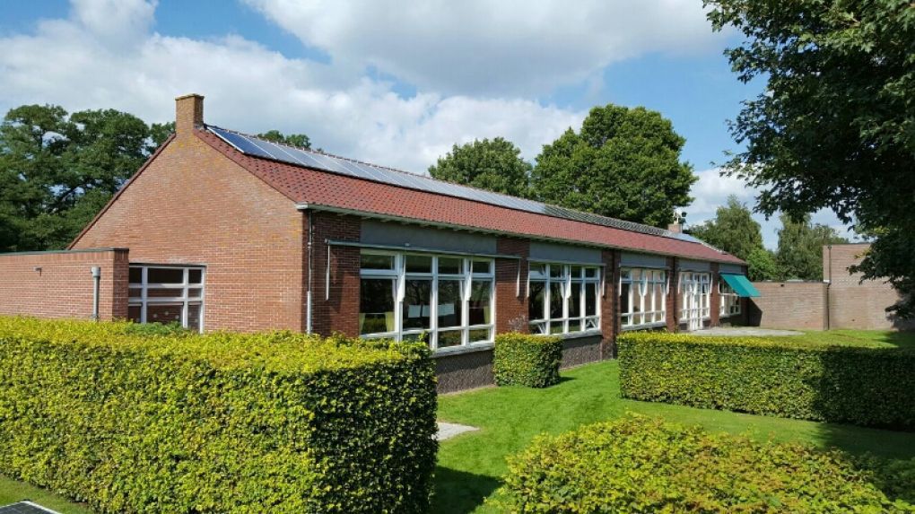 Blauwe zonnepanelen geplaatst op schuin dak te OBS Theo Thijssen, Boven Pekela in augustus 2016 Blauwe zonnepanelen geplaatst op schuin dak te OBS Theo Thijssen, Boven Pekela in augustus 2016