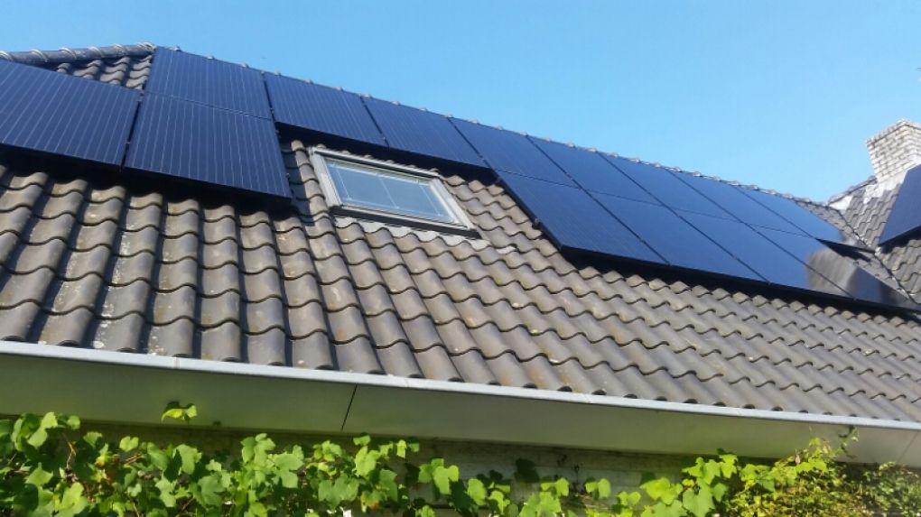 Zwarte zonnepanelen geplaatst op schuin dak te Emmen september 2016 Zwarte zonnepanelen geplaatst op schuin dak te Emmen september 2016