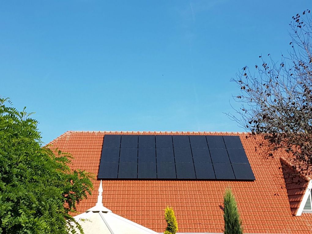 Zwarte zonnepanelen geplaatst op schuin dak te Veenoord in september 2016 Zwarte zonnepanelen geplaatst op schuin dak te Veenoord in september 2016