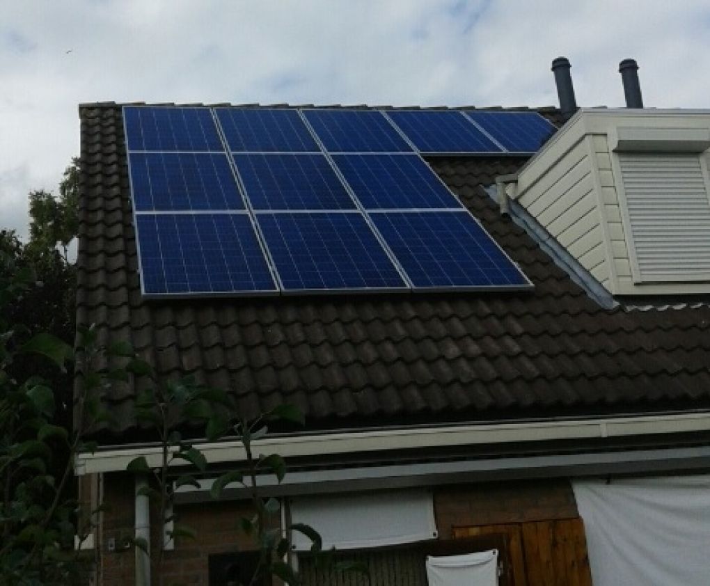 Blauwe Bisol zonnepanelen geplaatst op schuin dak te Sappemeer in september 2016 Blauwe Bisol zonnepanelen geplaatst op schuin dak te Sappemeer in september 2016