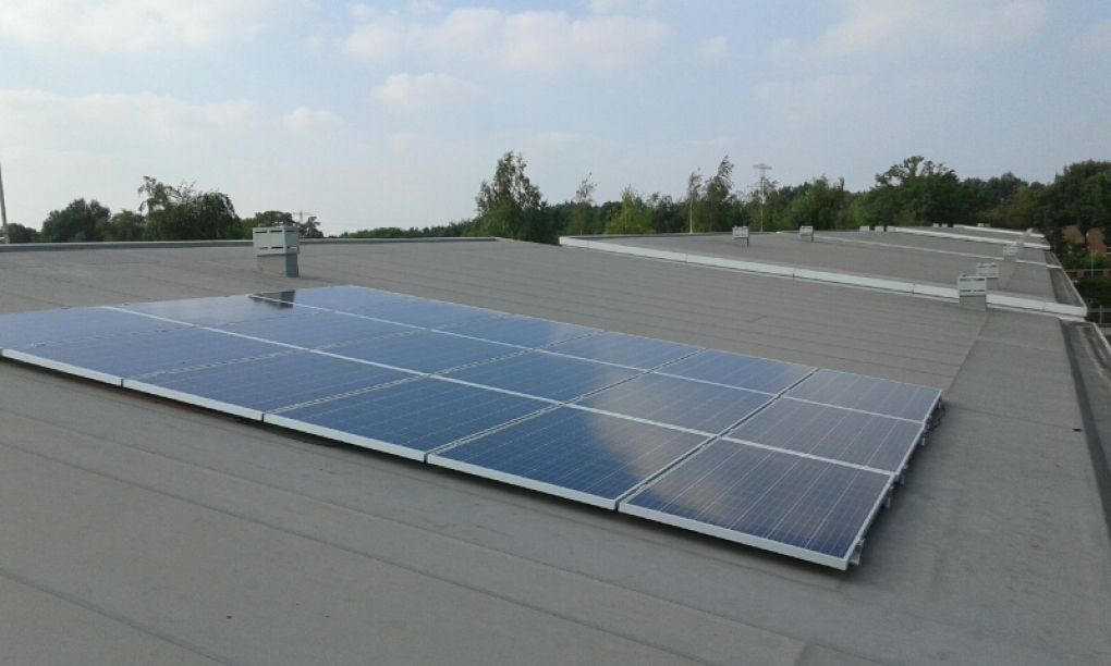 Blauwe zonnepanelen geplaatst op plat-schuin dak te Emmen in september 2016 Blauwe zonnepanelen geplaatst op plat-schuin dak te Emmen in september 2016