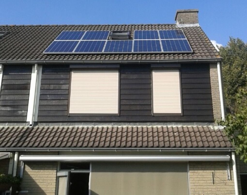 Blauwe zonnepanelen geplaatst op schuin dak te Klazienaveen in september 2016 Blauwe zonnepanelen geplaatst op schuin dak te Klazienaveen in september 2016