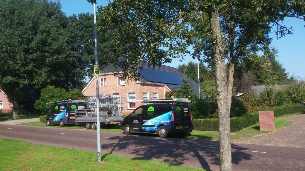 Zwarte zonnepanelen geplaatst op schuin dak te Buinerveen (Drenthe) in september 2016 Zwarte zonnepanelen geplaatst op schuin dak te Buinerveen (Drenthe) in september 2016