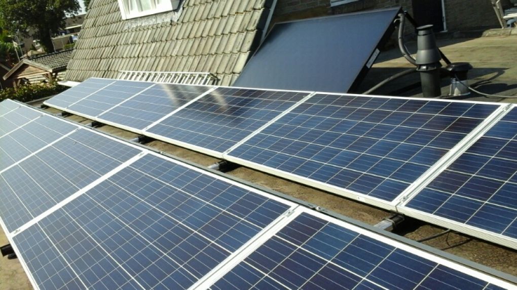 Blauwe zonnepanelen en zonneboiler geplaatst op plat dak te Odoorn (Drenthe) in september 2016 Blauwe zonnepanelen en zonneboiler geplaatst op plat dak te Odoorn (Drenthe) in september 2016