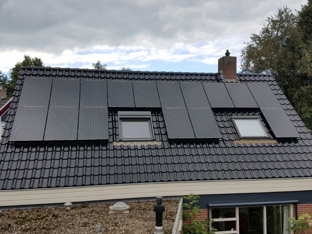 Zwarte zonnepanelen geplaatst op schuin dak te Stadskanaal (Groningen) in september 2016 Zwarte zonnepanelen geplaatst op schuin dak te Stadskanaal (Groningen) in september 2016