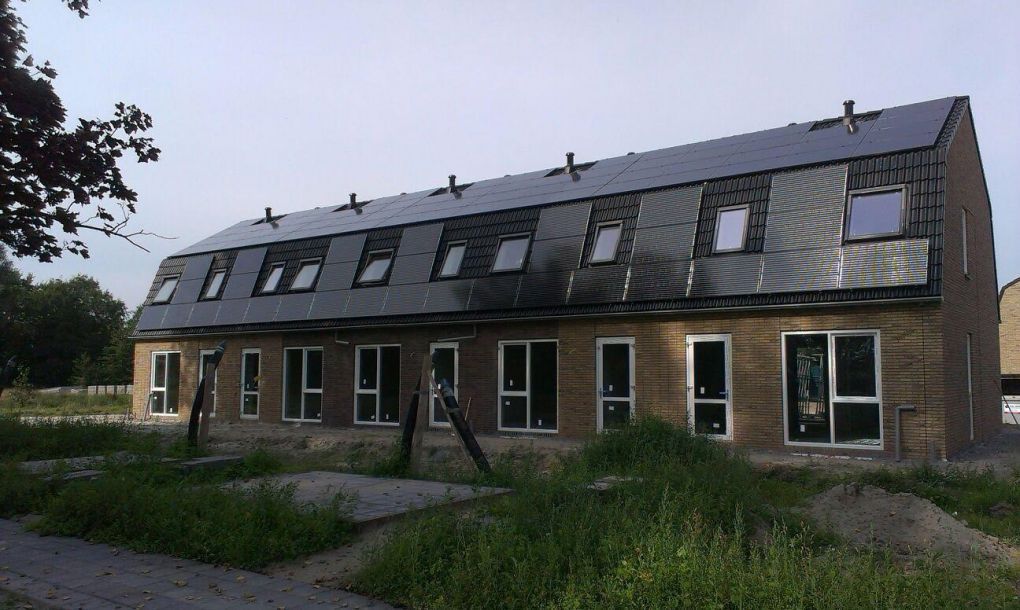 Zwarte zonnepanelen geplaatst op schuine daken te Zuidhorn(Groningen) in september 2016 Zwarte zonnepanelen geplaatst op schuine daken te Zuidhorn(Groningen) in september 2016