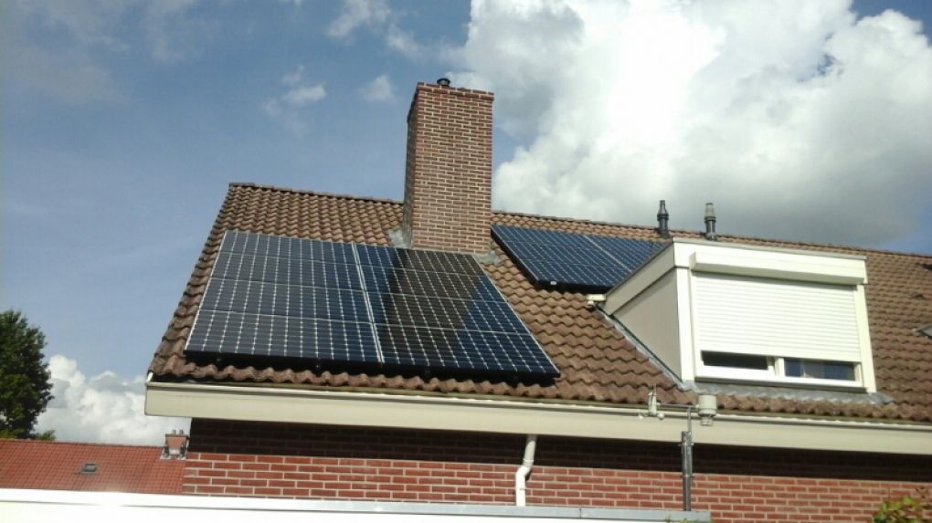 White sheet zonnepanelen geplaatst op schuin te Noordscheschut (Groningen) in september 2016 White sheet zonnepanelen geplaatst op schuin te Noordscheschut (Groningen) in september 2016