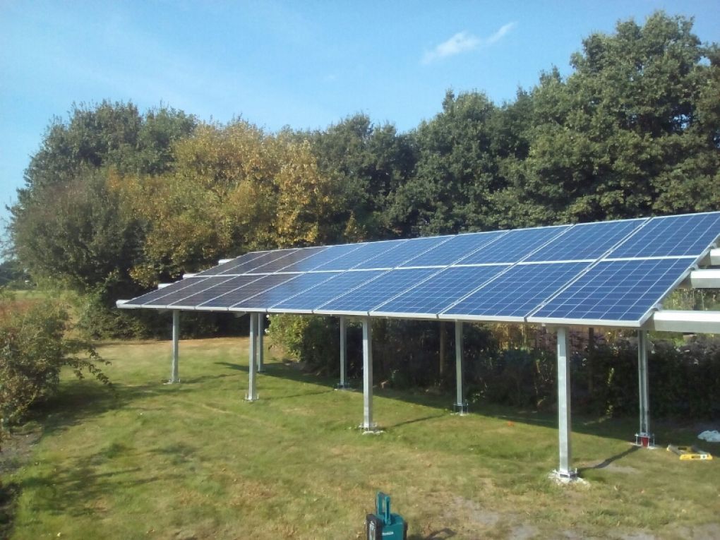 Blauwe zonnepanelen geplaatst op een aangepaste constructie te Westdorp (Drenthe) in september 2016 Blauwe zonnepanelen geplaatst op een aangepaste constructie te Westdorp (Drenthe) in september 2016