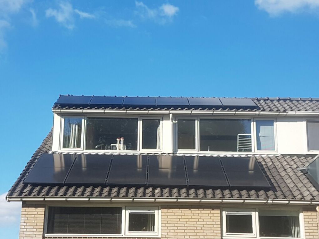 Zwarte zonnepanelen geplaatst op een schuin dak te Paterswolde (Groningen) in oktober 2016 Zwarte zonnepanelen geplaatst op een schuin dak te Paterswolde (Groningen) in oktober 2016