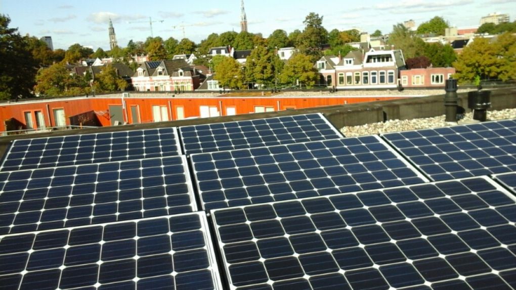White sheet zonnepanelen geplaatst op plat dak te Groningen in oktober 2016 White sheet zonnepanelen geplaatst op plat dak te Groningen in oktober 2016