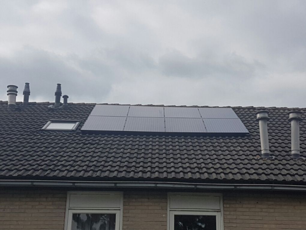 Zwarte zonnepanelen geplaatst op een schuin dak te Hoogezand (Groningen) in oktober 2016 Zwarte zonnepanelen geplaatst op een schuin dak te Hoogezand (Groningen) in oktober 2016