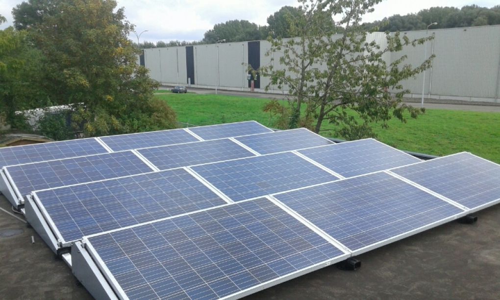 Blauwe zonnepanelen geplaatst op plat dak te Winschoten (Groningen) in oktober 2016 Blauwe zonnepanelen geplaatst op plat dak te Winschoten (Groningen) in oktober 2016