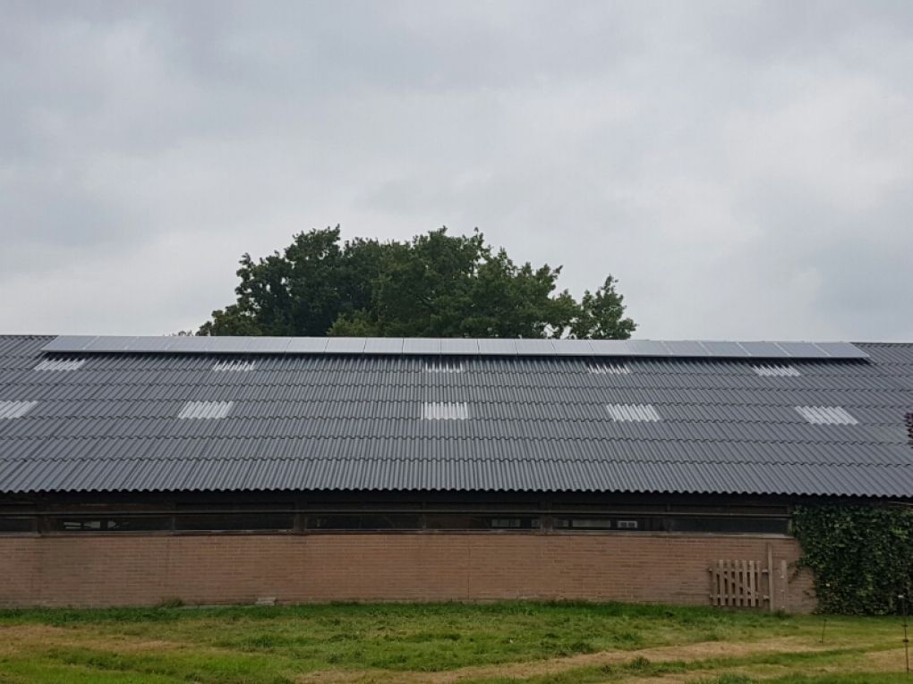 Blauwe zonnepanelen geplaatst op schuin dak te Benneveld (Drenthe) in oktober 2016 Blauwe zonnepanelen geplaatst op schuin dak te Benneveld (Drenthe) in oktober 2016