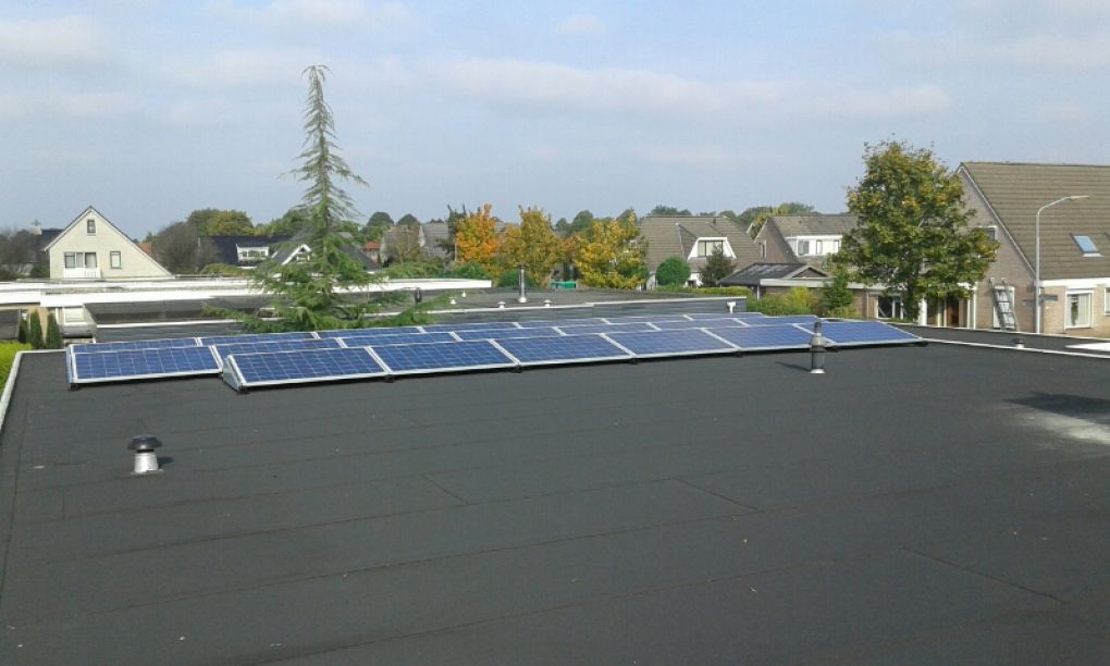 Blauwe zonnepanelen geplaatst op plat dak te Emmer Compascuum (Drenthe) in oktober 2016 Blauwe zonnepanelen geplaatst op plat dak te Emmer Compascuum (Drenthe) in oktober 2016