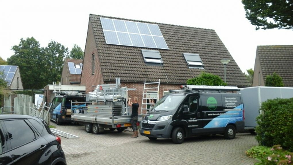 Blauwe zonnepanelen geplaatst op schuin dak te Sleen (Drenthe) in oktober 2016 Blauwe zonnepanelen geplaatst op schuin dak te Sleen (Drenthe) in oktober 2016