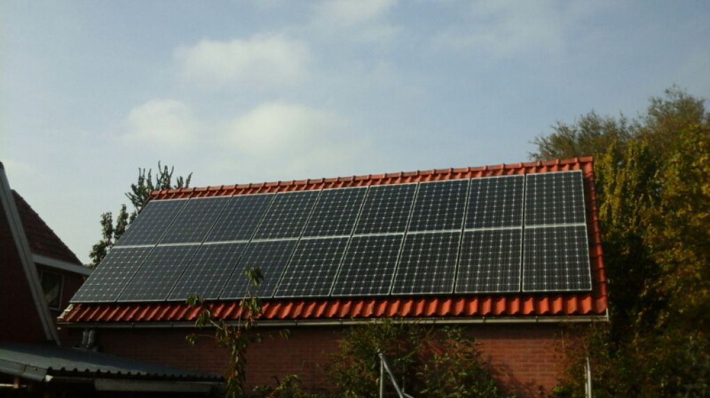White sheet zonnepanelen geplaatst op schuin dak te Stadskanaal (Groningen) in oktober 2016 White sheet zonnepanelen geplaatst op schuin dak te Stadskanaal (Groningen) in oktober 2016
