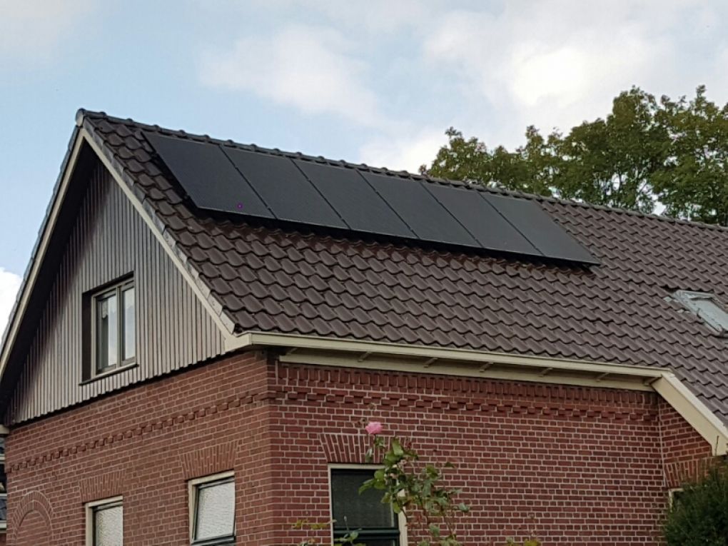 Zwarte zonnepanelen geplaatst op schuin dak te Garrelsweer (Groningen) in oktober 2016 Zwarte zonnepanelen geplaatst op schuin dak te Garrelsweer (Groningen) in oktober 2016