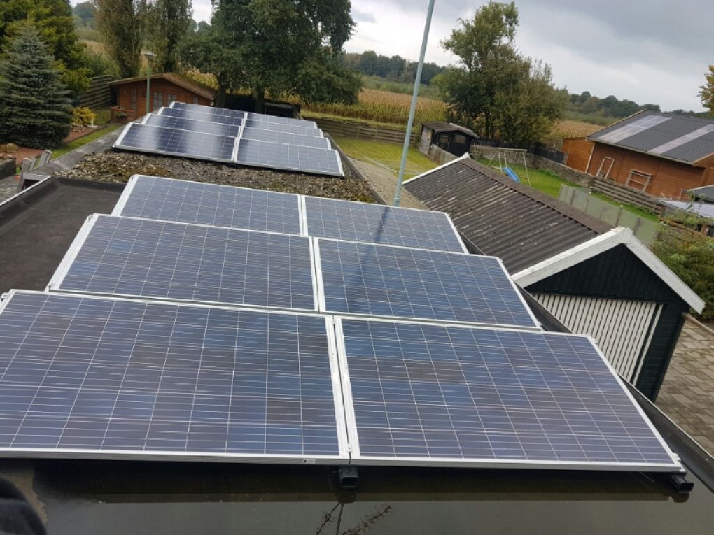 Blauwe zonnepanelen geplaatst op plat dak te Hoogezand (Groningen) in oktober 2016 Blauwe zonnepanelen geplaatst op plat dak te Hoogezand (Groningen) in oktober 2016