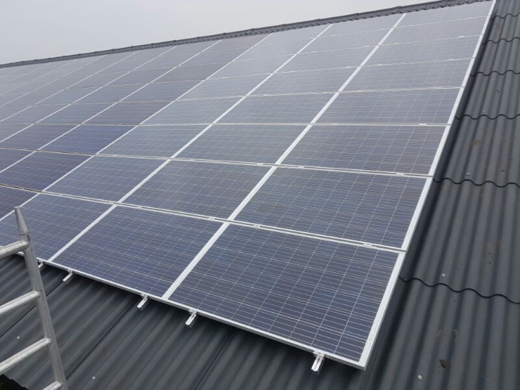 Blauwe zonnepanelen geplaatst op schuin dak te Sellingen (Groningen) in oktober 2016 Blauwe zonnepanelen geplaatst op schuin dak te Sellingen (Groningen) in oktober 2016