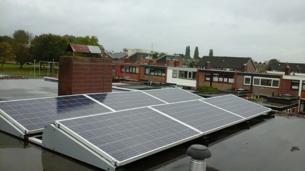 Blauwe zonnepanelen geplaatst op plat dak te Appingedam (Groningen) in oktober 2016 Blauwe zonnepanelen geplaatst op plat dak te Appingedam (Groningen) in oktober 2016
