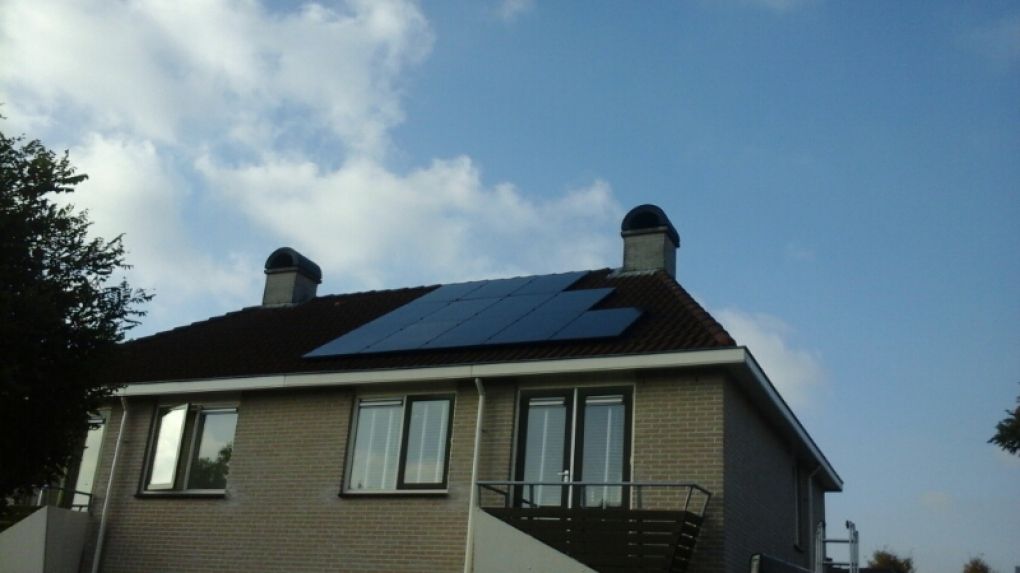 Zwarte zonnepanelen geplaatst op plat en schuin dak te Zuidbroek (Groningen) in oktober 2016 Zwarte zonnepanelen geplaatst op plat en schuin dak te Zuidbroek (Groningen) in oktober 2016