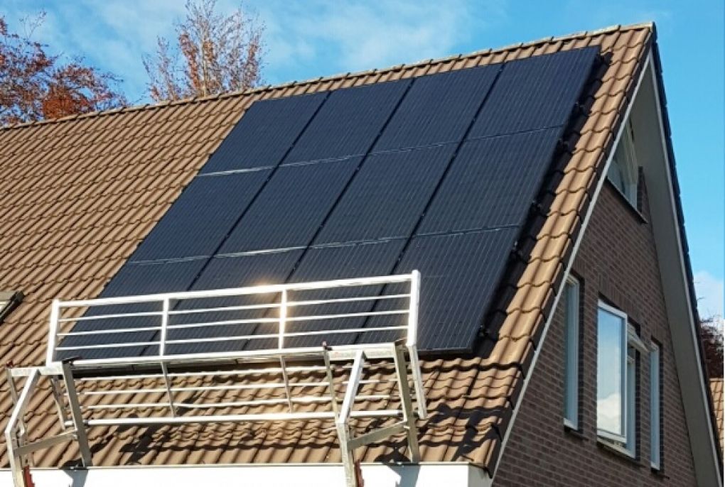 Zwarte zonnepanelen geplaatst op schuin dak te Ter Apel (Groningen) in november 2016 Zwarte zonnepanelen geplaatst op schuin dak te Ter Apel (Groningen) in november 2016