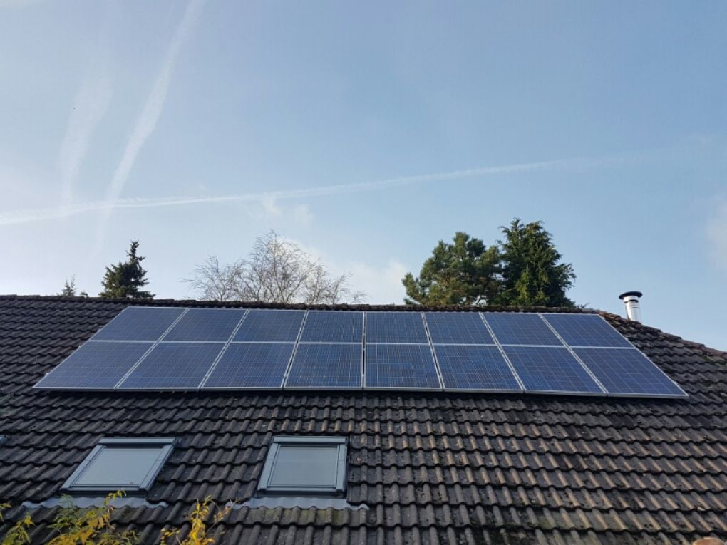 Blauwe zonnepanelen geplaatst op schuin dak te Bourtange (Groningen) in november 2016 Blauwe zonnepanelen geplaatst op schuin dak te Bourtange (Groningen) in november 2016