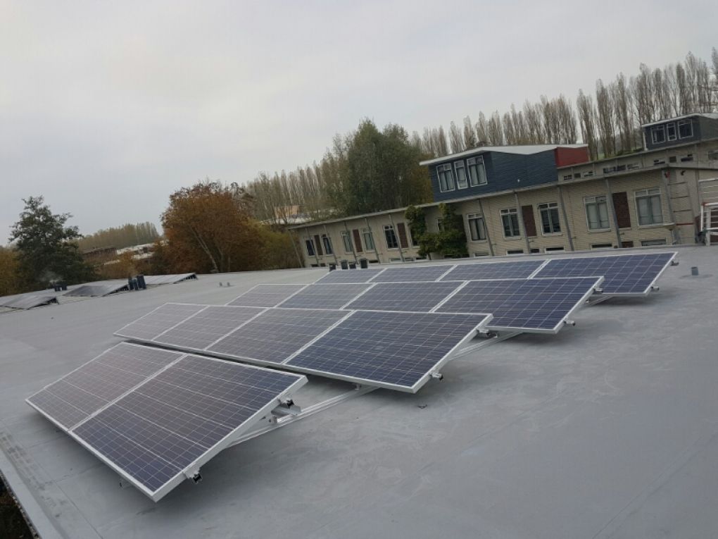 Blauwe zonnepanelen geplaatst op plat dak te Groningen (Groningen) in november 2016 Blauwe zonnepanelen geplaatst op plat dak te Groningen (Groningen) in november 2016